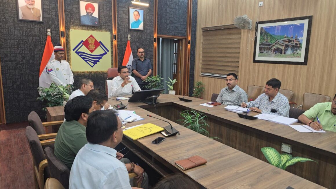 शहरी पुनर्विकास और पार्किंग योजनाओं को लेकर डीएम सविन बंसल की अहम बैठक, डीपीआर शासन को भेजने के निर्देश