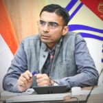 विशेषाधिकार का प्रयोग कर डीएम ने दोषी इंस्पेक्टर पिता का शस्त्र लाईसेंस किया निलम्बित