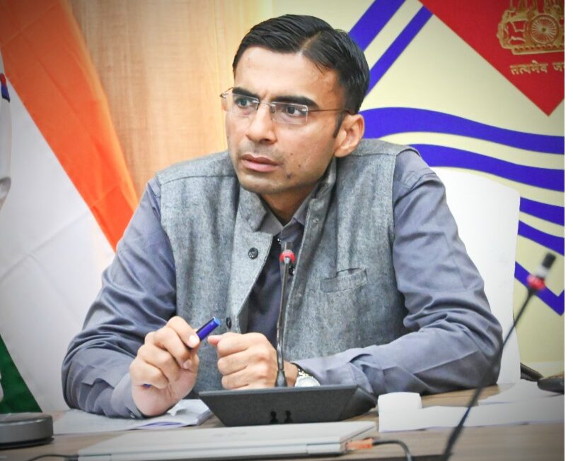 विशेषाधिकार का प्रयोग कर डीएम ने दोषी इंस्पेक्टर पिता का शस्त्र लाईसेंस किया निलम्बित