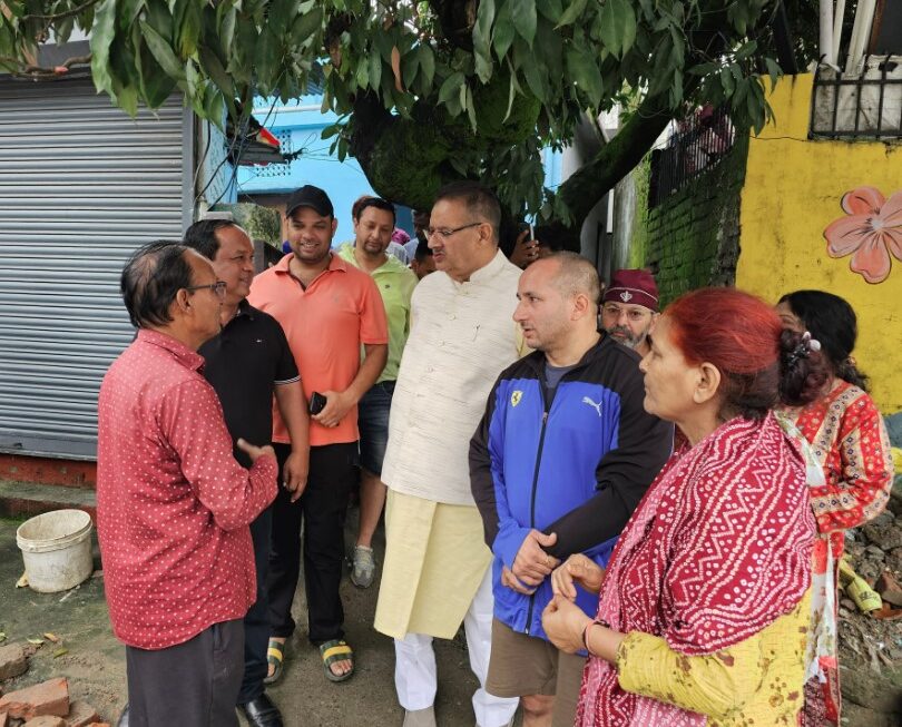 आगजनी की घटना की जानकारी पर पूनम देवी के घर पहुंचे कैबिनेट मंत्री गणेश जोशी, हरसम्भव मदद का दिया आश्वासन