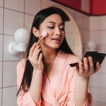 खूबसूरती के चक्कर में न करें गलती, रोजाना फाउंडेशन लगाने से हो सकती है स्किन डैमेज