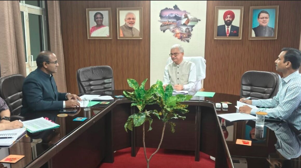 चुनाव आयुक्त डॉ. विवेक जोशी ने की निर्वाचन तैयारियों की समीक्षा बैठक