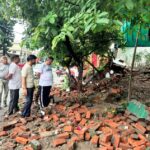 भारी बारिश से क्षतिग्रस्त दीवार का निरीक्षण करने पहुंचे कैबिनेट मंत्री गणेश जोशी, दिए त्वरित मरम्मत के निर्देश