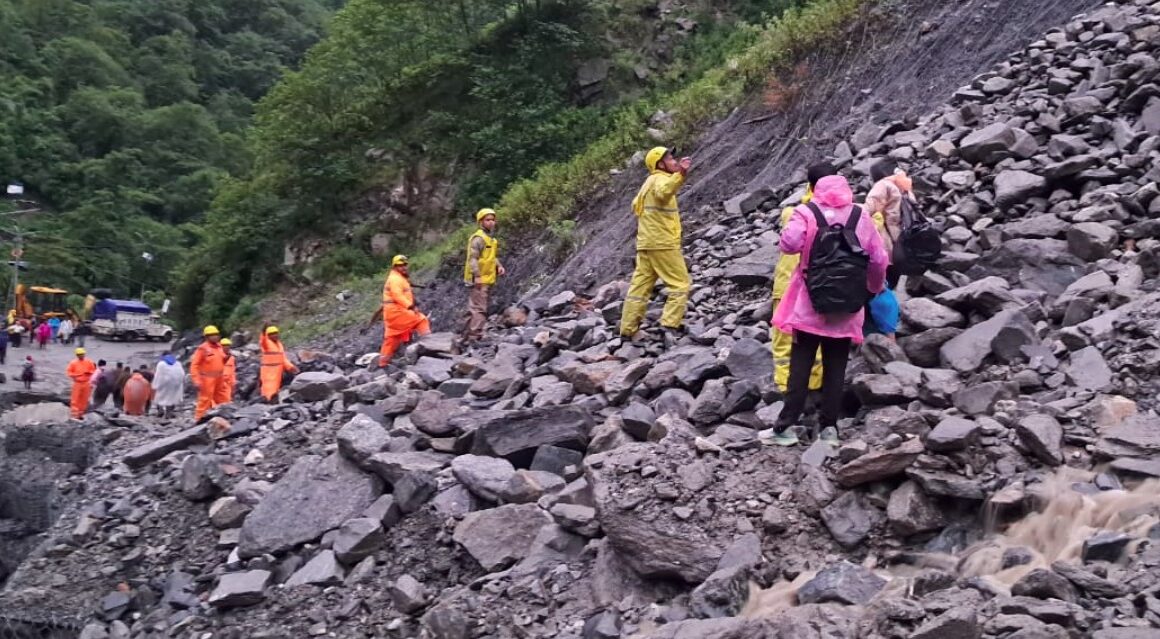 केदारनाथ यात्रा मार्ग अवरुद्ध होने की स्थिति में प्रशासन कर रहा है त्वरित कार्रवाई