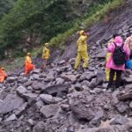 केदारनाथ यात्रा मार्ग अवरुद्ध होने की स्थिति में प्रशासन कर रहा है त्वरित कार्रवाई