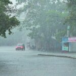 मुंबई में मूसलाधार बारिश से जनजीवन अस्त-व्यस्त, सड़क और रेल यातायात प्रभावित