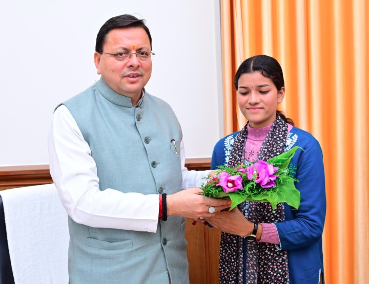 सारकोट ग्राम प्रधान ने सीएम धामी से की भेंट