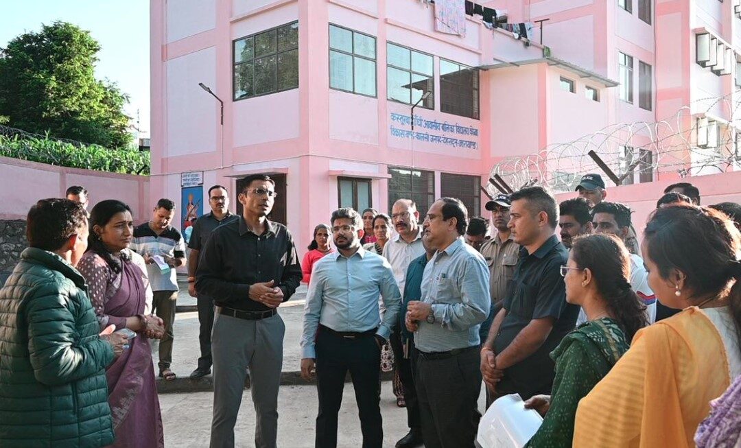 डीएम सविन बंसल ने कस्तूरबा गांधी विद्यालय का निरीक्षण कर व्यवस्थाओं का लिया जायजा