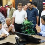 स्वतंत्रता संग्राम सेनानी के आश्रित ने डीएम का जताया आभार