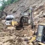 गौचर-कमेड़ा के पास मलबे में फंसी बस, हाईवे पर लगी वाहनों की लंबी कतारें