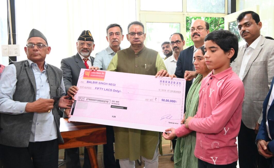 सैनिक कल्याण मंत्री गणेश जोशी ने मृतक उपनलकार्मिक के पिता को सौंपा 50 लाख का चैक