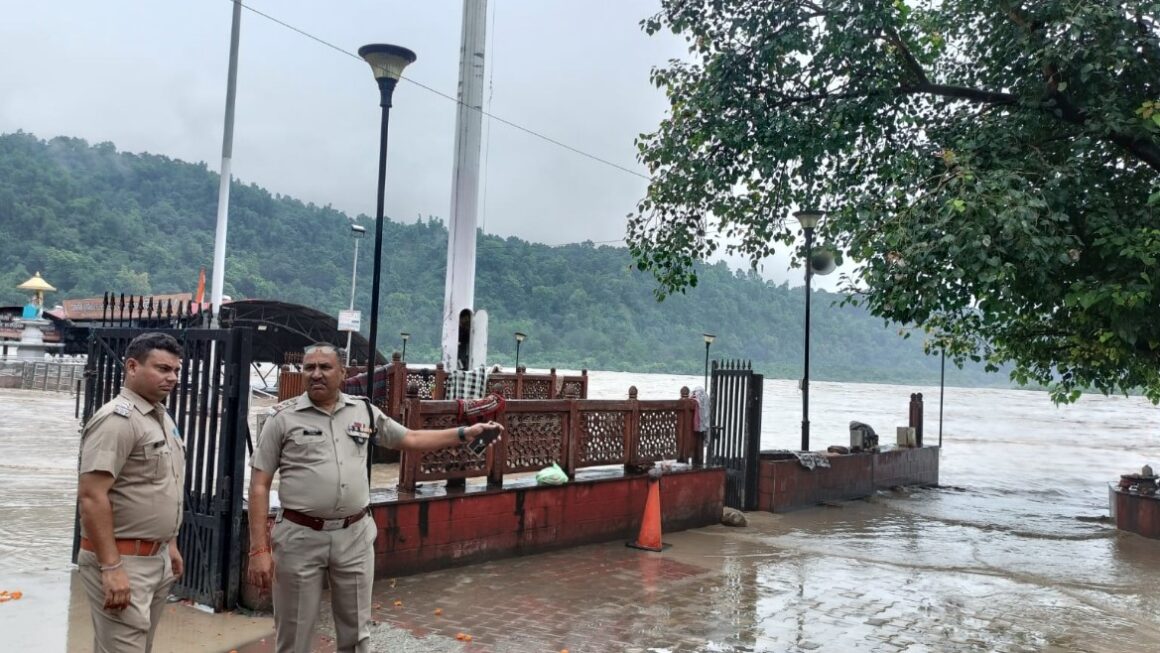 ऋषिकेश में गंगा नदी का जलस्तर खतरे के निशान से ऊपर, त्रिवेणी घाट जलमग्न