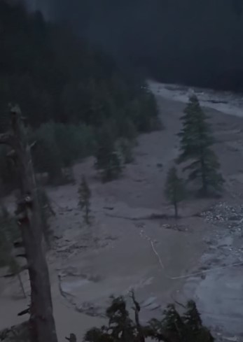 तेलगाड में बोल्डरों की बौछार, भागीरथी का प्रवाह रुका – भय और दहशत में लोग