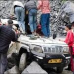 गौरीकुंड मार्ग पर बड़ा हादसा, यात्रियों से भरी गाड़ी पर गिरा बड़ा बोल्डर, दो की मौत
