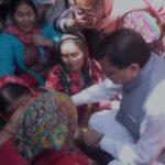 चमोली के कुंतरी गांव में आपदा प्रभावितों से मिले सीएम धामी