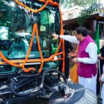मुख्यमंत्री धामी ने वैक्यूम बेस्ड रोड स्वीपिंग मशीन का किया फ्लैग ऑफ