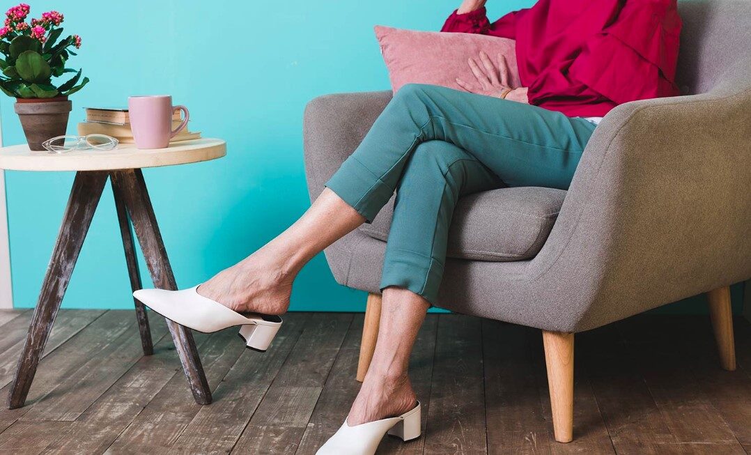 पैर क्रॉस करके बैठना क्यों है सेहत के लिए खतरनाक? आइये जानते हैं