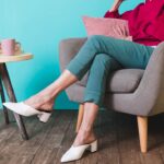 पैर क्रॉस करके बैठना क्यों है सेहत के लिए खतरनाक? आइये जानते हैं