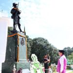 सीएम धामी ने वॉर मेमोरियल पर पुष्पचक्र अर्पित कर वीर सपूतों के त्याग और शौर्य को किया नमन