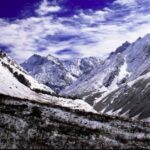 बर्फ की सफेद चादर से ढकी विश्व धरोहर फूलों की घाटी, बर्फबारी का आनंद लेने पहुँच रहे हजारों पर्यटक