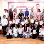 मुख्यमंत्री और कैबिनेट मंत्री रेखा आर्या ने 326 मेधावी बालिकाओं को दिए मोबाइल फोन