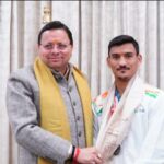 सीएम धामी से मिले वर्ल्ड बॉक्सिंग कप के रजत पदक विजेता पवन बर्त्वाल