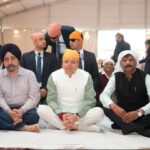 सीएम धामी ने गुरु नानक देव जी के प्रकाश पर्व पर गुरुद्वारा साहिब में टेका मत्था