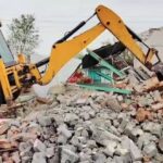 सरकारी भूमि पर बने अवैध ढांचे पर चला प्रशासन का बुलडोज़र