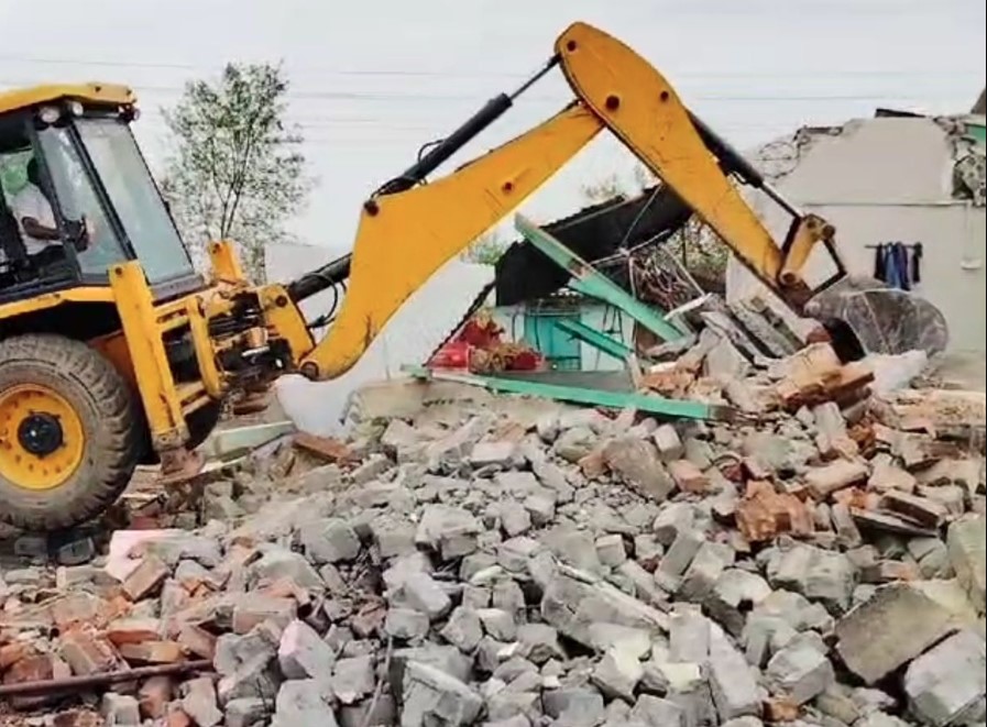 सरकारी भूमि पर बने अवैध ढांचे पर चला प्रशासन का बुलडोज़र