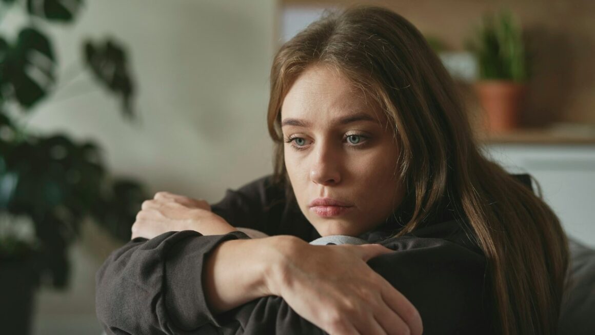 डिप्रेशन सिर्फ उदासी नहीं, गंभीर मानसिक बीमारी का संकेत: जानिए चेतावनी लक्षण