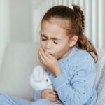 ठंड शुरू होते ही बच्चों में क्यों बढ़ जाती हैं खांसी-जुकाम की समस्या, आइये जानते हैं इसके कारण
