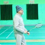मुख्यमंत्री धामी ने इंडोर स्टेडियम में नवोदित खिलाड़ियों के साथ खेला बैडमिंटन