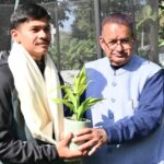 कैबिनेट मंत्री गणेश जोशी ने माउंट एवरेस्ट फतह करने वाले वीरेंद्र सिंह सामंत का किया सम्मान