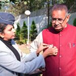 सशस्त्र सेना झंडा दिवस पर सैनिक कल्याण मंत्री गणेश जोशी को लगाया फ्लैग