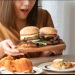 ठंड में जरूरत से ज्यादा खाना पड़ सकता है भारी, हार्ट से लेकर डायबिटीज तक का बढ़ सकता है खतरा