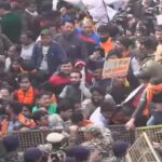 बांग्लादेश में हिंदू युवक की हत्या पर दिल्ली में बवाल, विश्व हिंदू परिषद ने किया जोरदार विरोध प्रदर्शन