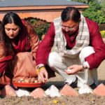 सीएम धामी ने शासकीय आवास में लगाए ट्यूलिप बल्ब, पुष्प खेती को बताया स्वरोजगार का मजबूत जरिया