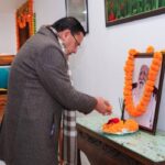मुख्यमंत्री धामी ने स्वर्गीय सुन्दरलाल बहुगुणा की जयंती पर शासकीय आवास में दी श्रद्धांजलि