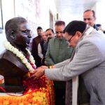 मुख्यमंत्री धामी ने स्व. हरबंस कपूर के छायाचित्र पर पुष्पांजलि अर्पित कर दी श्रद्धांजलि