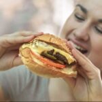 गलत खान-पान बढ़ा रहा कैंसर का खतरा, स्वास्थ्य विशेषज्ञों ने दी लाइफस्टाइल सुधारने की सलाह