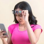 बढ़ता स्क्रीन टाइम आंखों की सेहत पर डाल रहा बुरा असर, वक़्त रहते हो जाएं सावधान