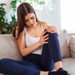 घुटनों का दर्द और अकड़न? जानिए गठिया के कारण और घरेलू इलाज