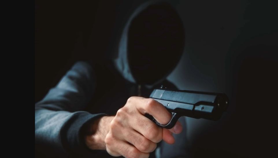 वाराणसी में 80 लाख की डकैती, कार सवार कर्मचारी को बनाया निशाना