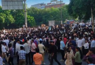 नोएडा में कर्मचारियों का हिंसक प्रदर्शन, गाड़ियों में की तोड़फोड़