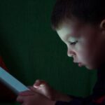 क्या आपका बच्चा भी अक्सर मोबाइल फोन से चिपका रहता है, तो जान लीजिये इसके गंभीर नुकसान