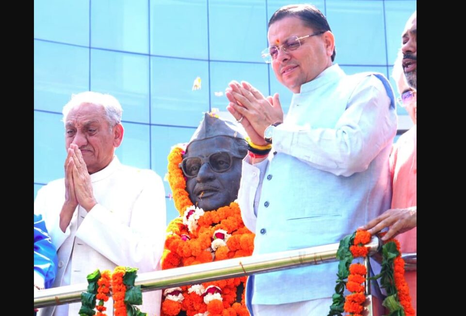 मुख्यमंत्री धामी ने हेमवती नंदन बहुगुणा की जयंती पर दी श्रद्धांजलि