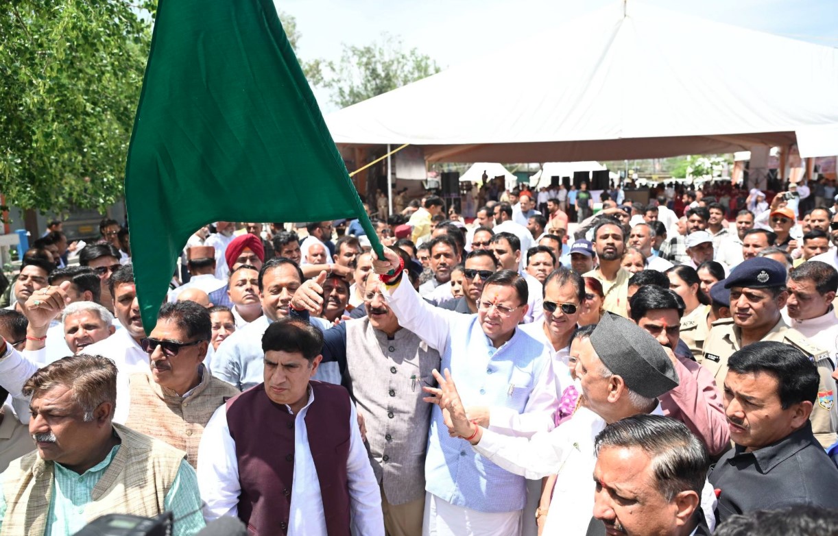 मुख्यमंत्री धामी ने चार धाम जाने वाली बसों को हरी झंडी दिखाकर किया रवाना