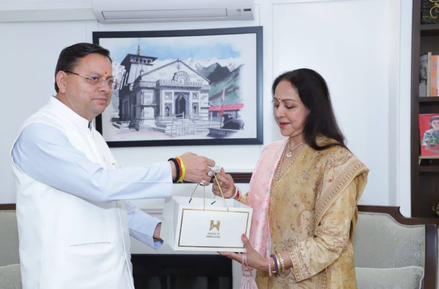 मुख्यमंत्री धामी ने प्रसिद्ध अभिनेत्री एवं लोकसभा सांसद हेमा मालिनी से की शिष्टाचार भेंट