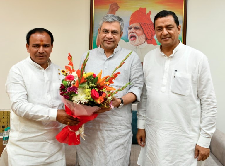 केन्द्रीय रेल मंत्री से मिले कैबिनेट मंत्री डाॅ. धन सिंह और सांसद अनिल बलूनी