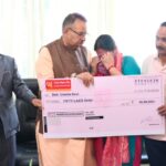 सैनिक कल्याण मंत्री गणेश जोशी ने उपनल कर्मचारी के परिजनों को सौंपा ₹50 लाख की बीमा राशि का चैक